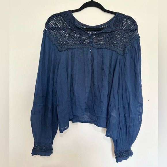 Free People Women's XS Navy Peasant Blouse Hippie Long Sleeve Crochet Top  Boho - Picture 2 of 3
